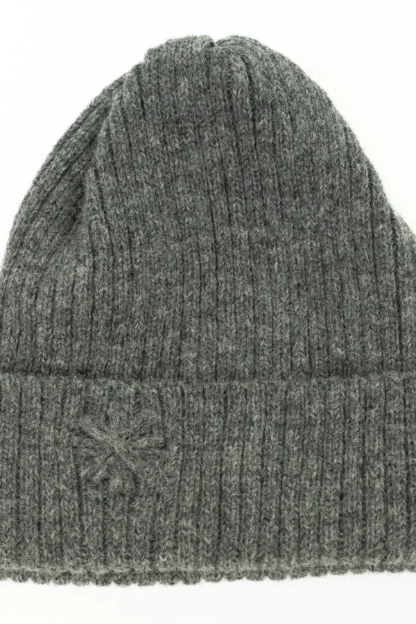 Wool hat in ribbed knit with a power symbol