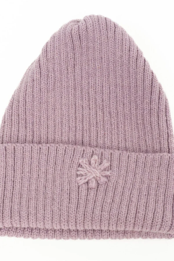 Wool hat in ribbed knit with a power symbol