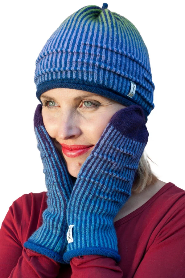 Wool mittens with cord pleats and stripe pattern