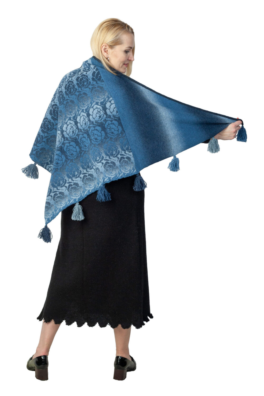 Wool triangle shawl with roses - Image 2