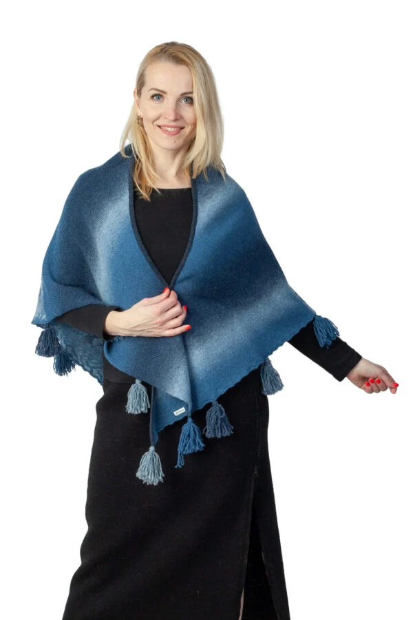 Wool triangle shawl with roses