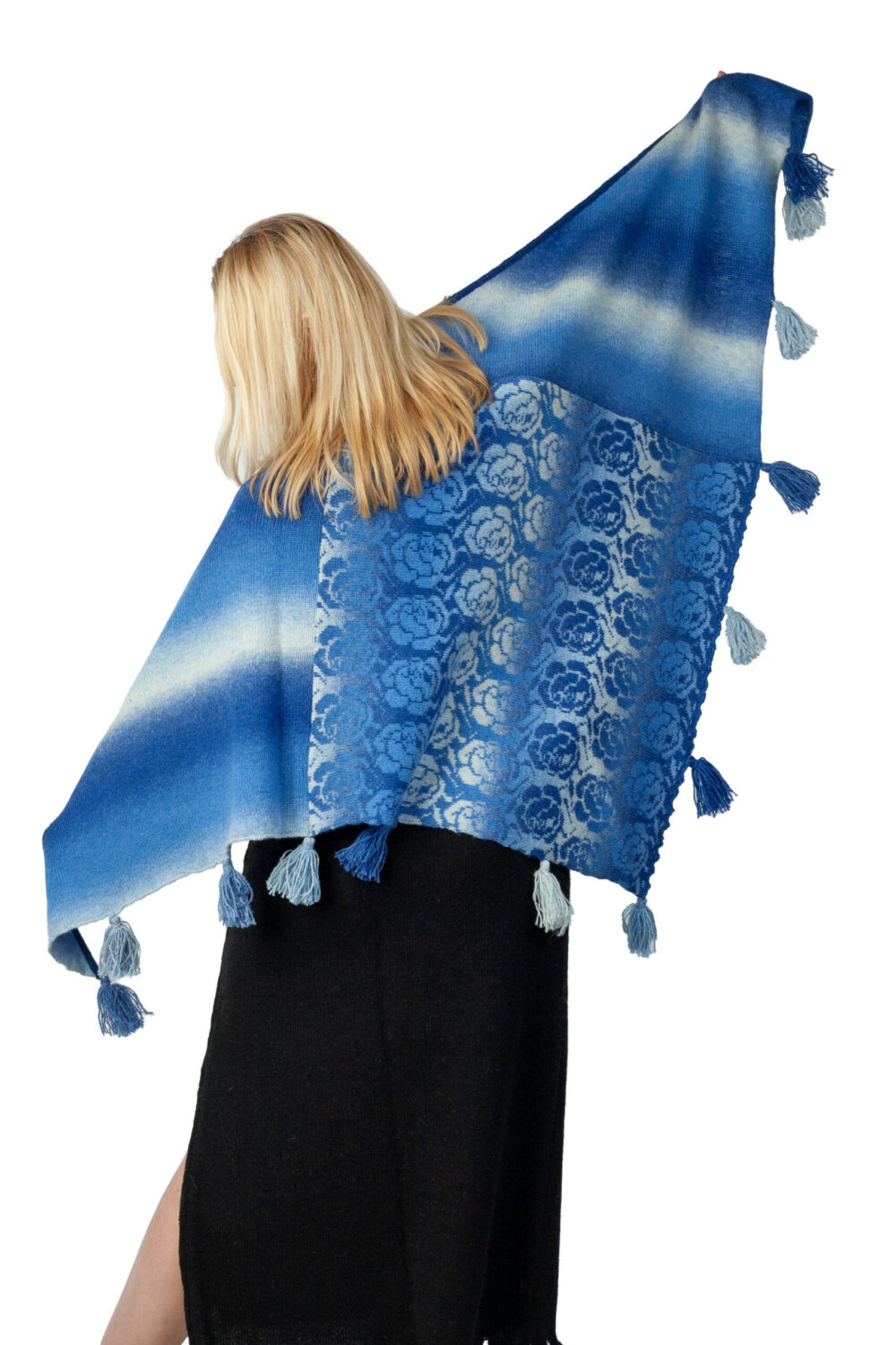 Wool triangle shawl with roses - Image 3