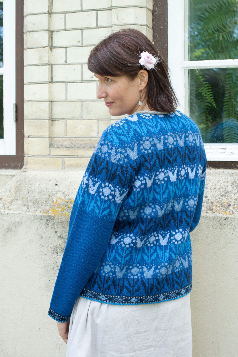 Short wool cardigan with tulip pattern - Image 2