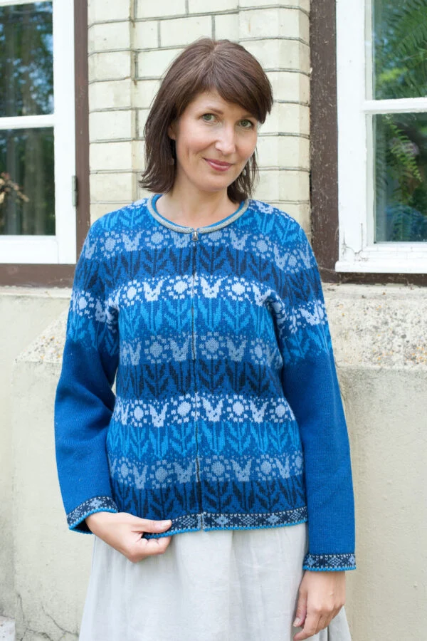 Short wool cardigan with tulip pattern