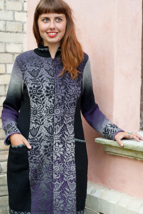 Lange Strickjacke aus Wolle mit Rosenmuster