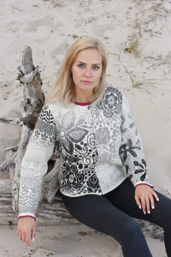 Short wool cardigan with a floral pattern