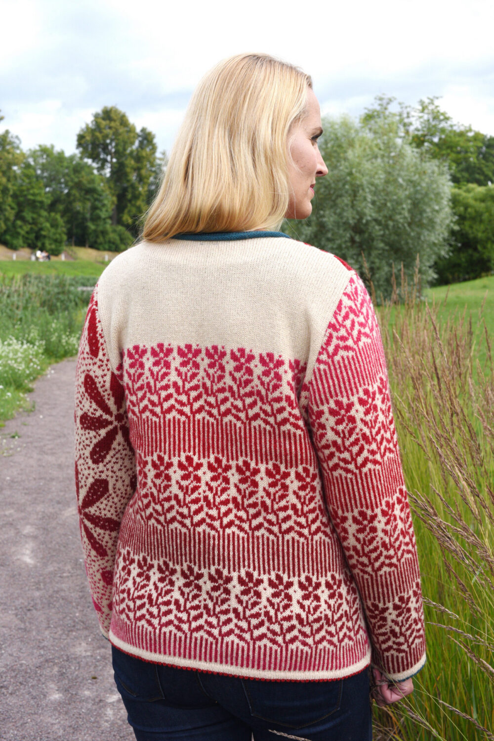 Short wool cardigan with a floral pattern - Image 2