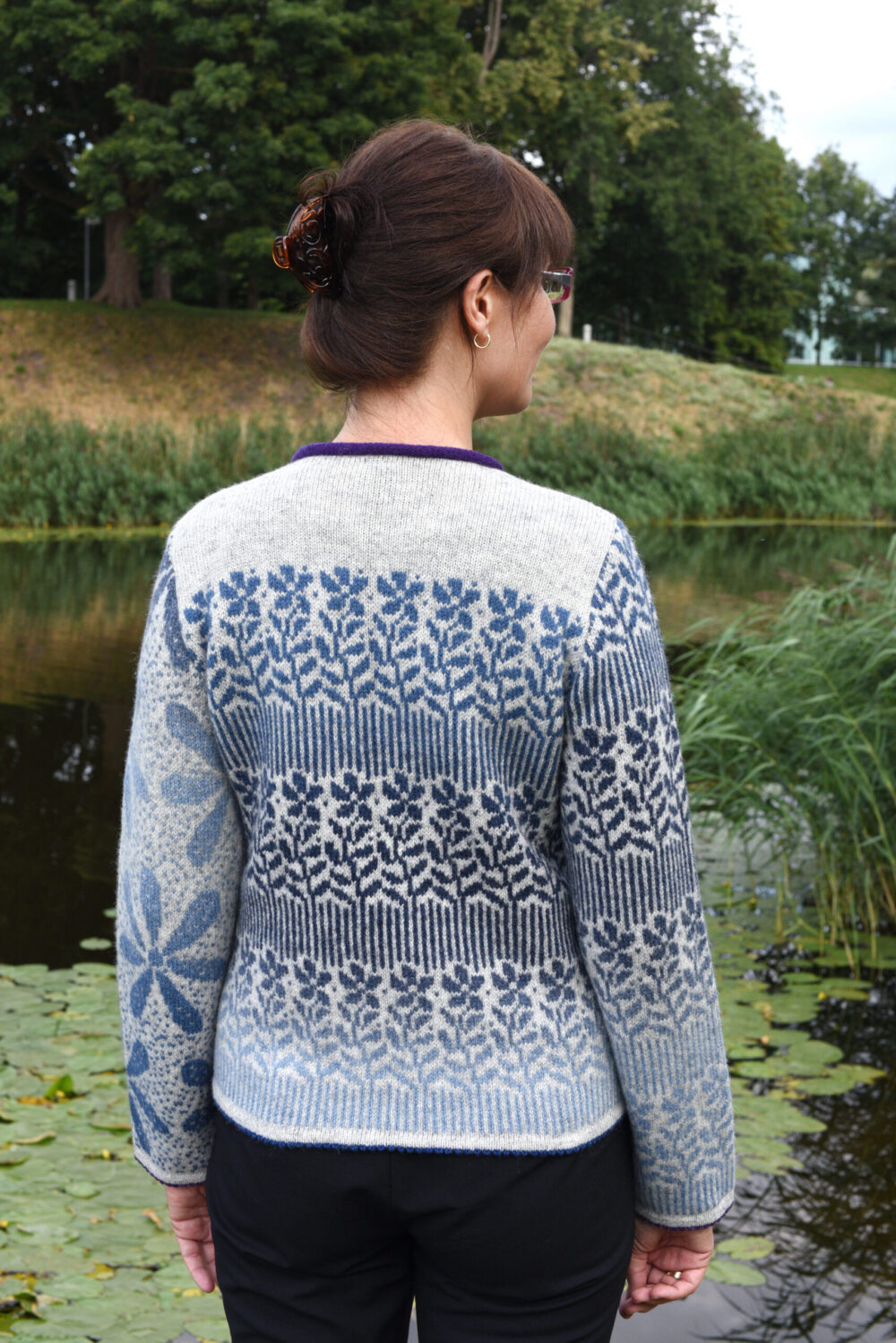Short wool cardigan with a floral pattern - Image 2