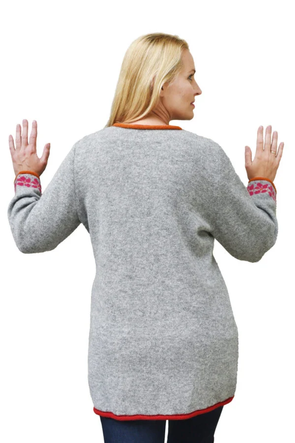 Wool cardigan with a large floral-patterned pocket – image 2