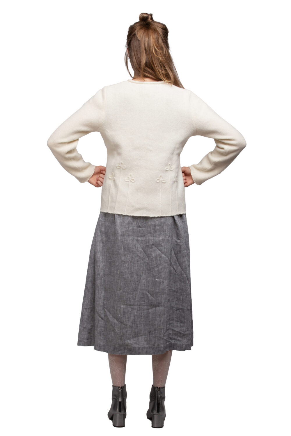 Short solid-colour wool cardigan with a cloverleaf - Image 2