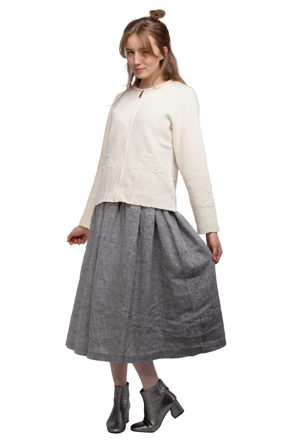 t-612-aa-short-solid-colour-wool-cardigan-cloverleaf-front-2.jpg Short solid-colour wool cardigan with a cloverleaf - Image 1