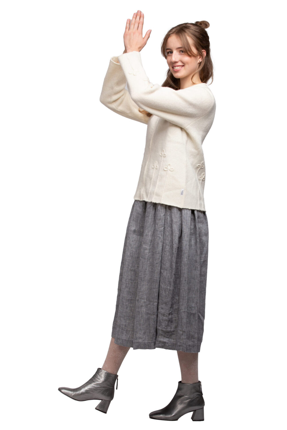 Short solid-colour wool cardigan with a cloverleaf - Image 3