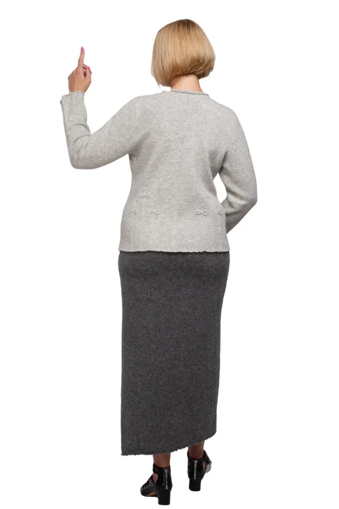 Short solid-colour wool cardigan with a cloverleaf – image 2