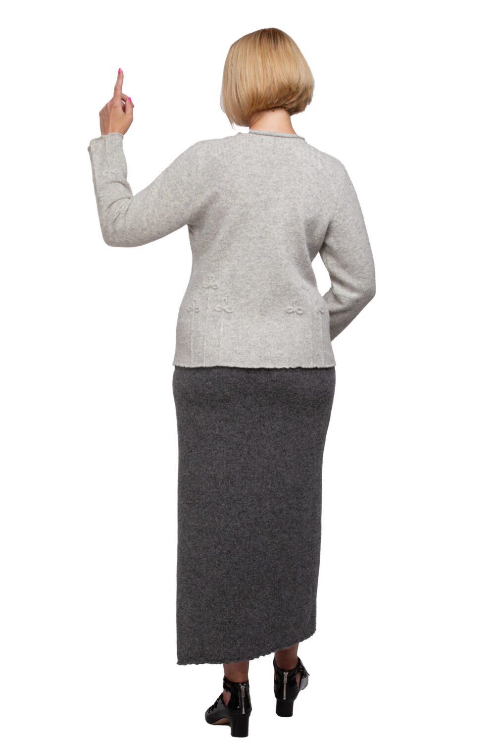 Short solid-colour wool cardigan with a cloverleaf - Image 2