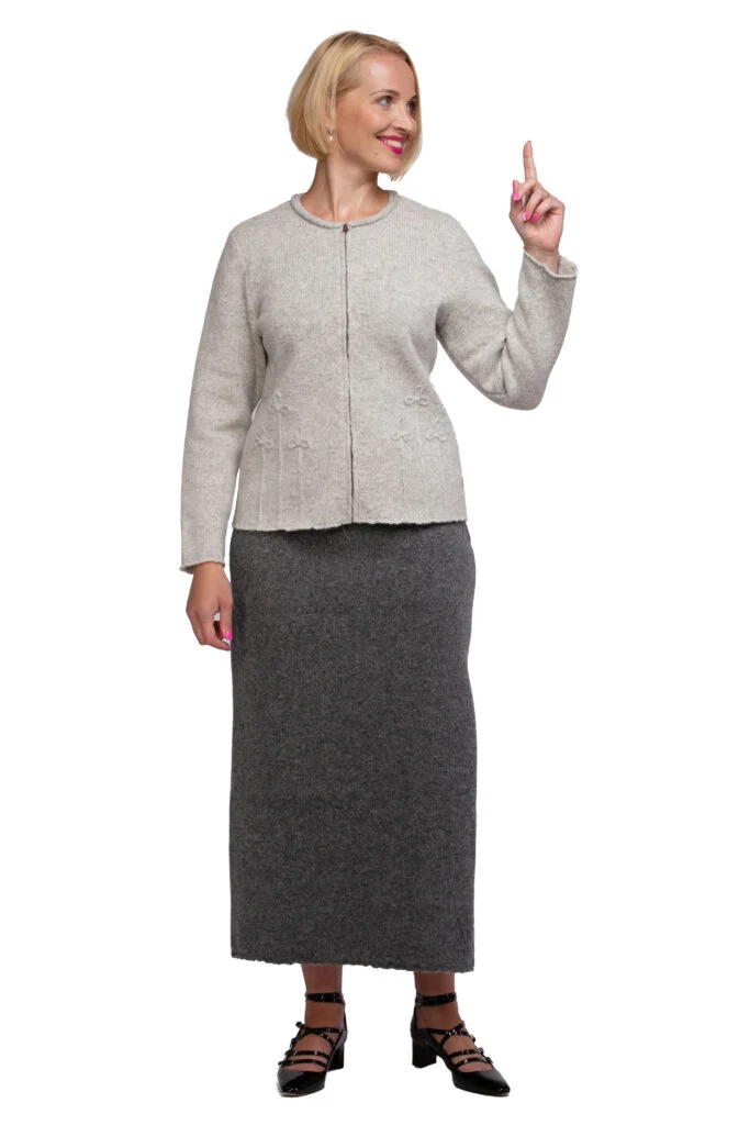 Short solid-colour wool cardigan with a cloverleaf