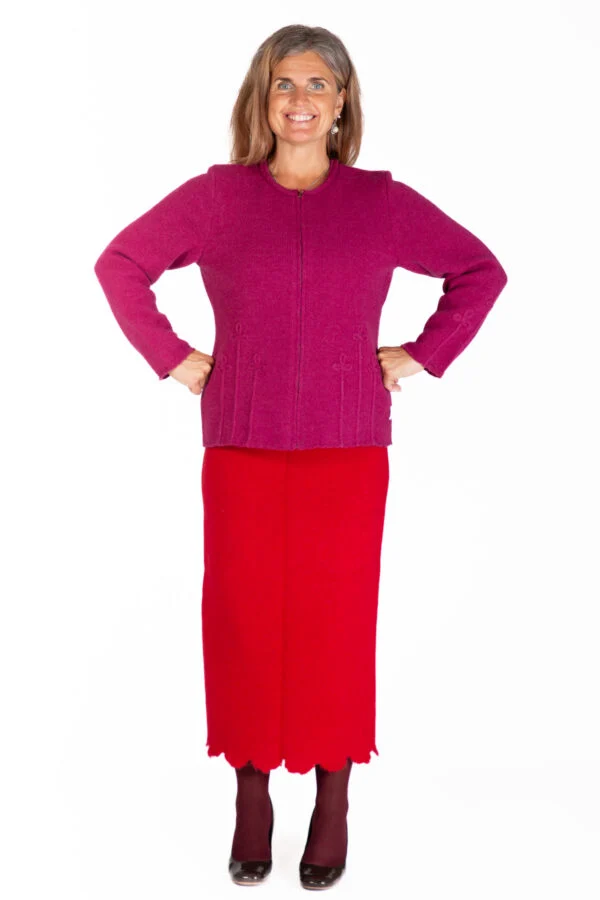 Kurze einfarbige Strickjacke aus Wolle mit Kleeblatt