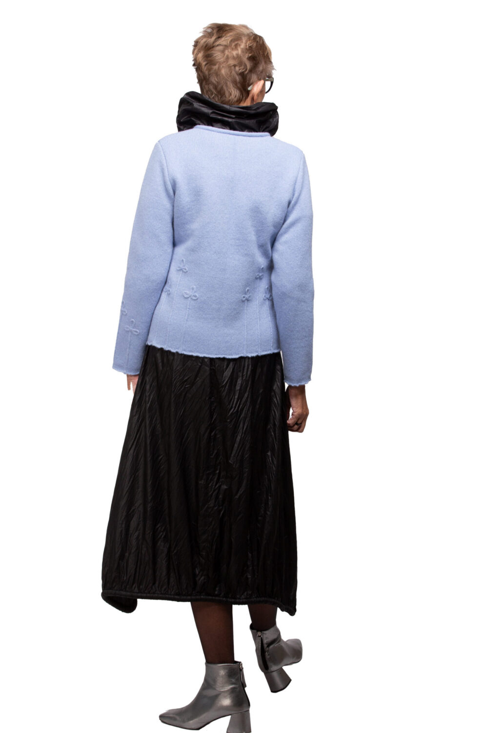 Short solid-colour wool cardigan with a cloverleaf - Image 3