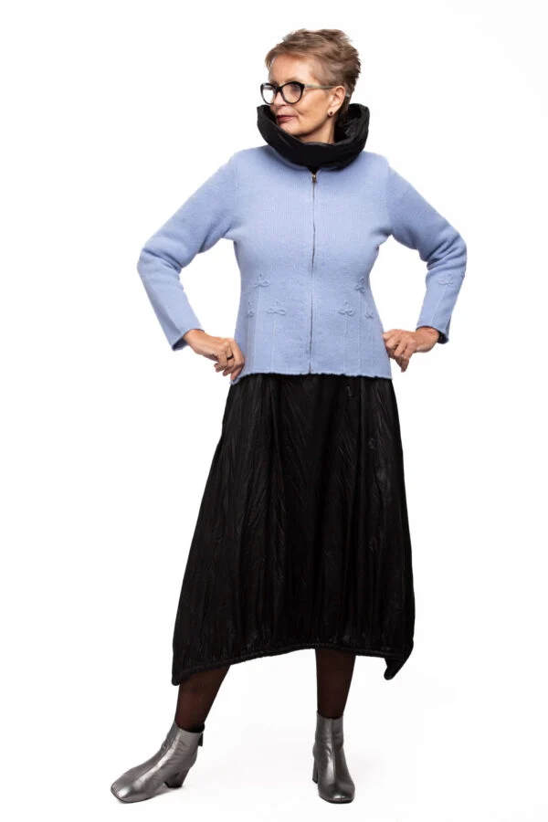 Short solid-colour wool cardigan with a cloverleaf