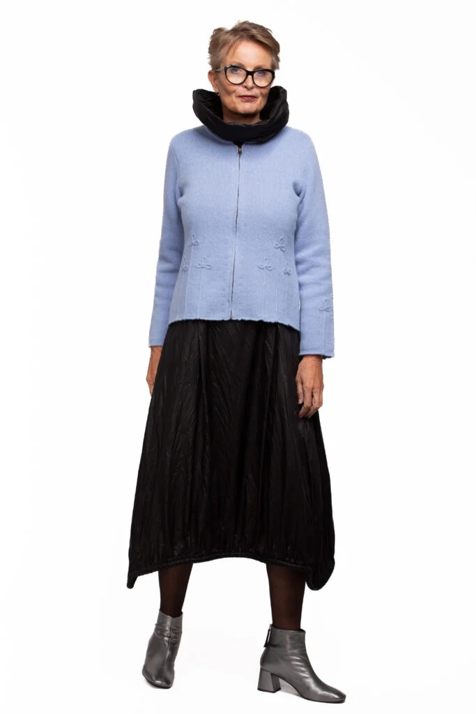 Short solid-colour wool cardigan with a cloverleaf – image 2