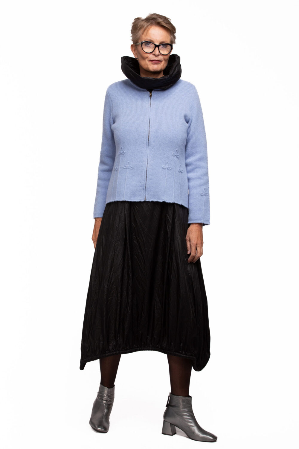 Short solid-colour wool cardigan with a cloverleaf - Image 2