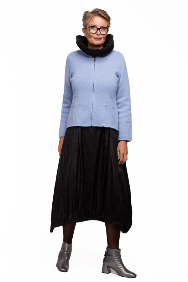 Short solid-colour wool cardigan with a cloverleaf – image 2