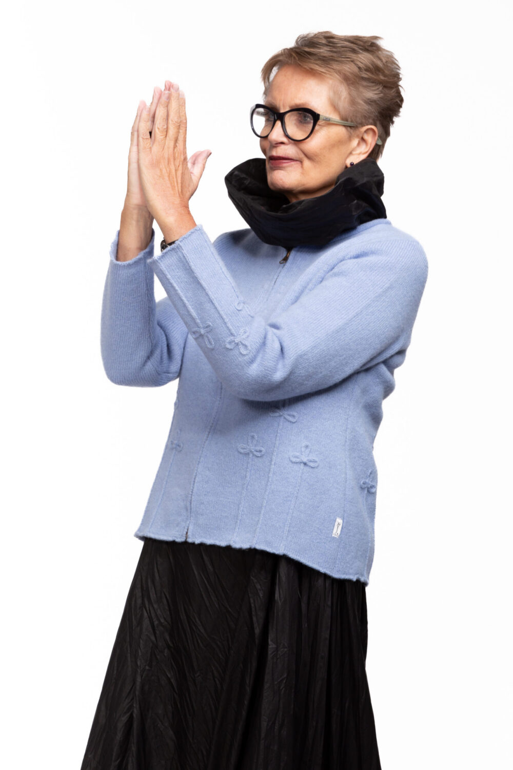 Short solid-colour wool cardigan with a cloverleaf - Image 4