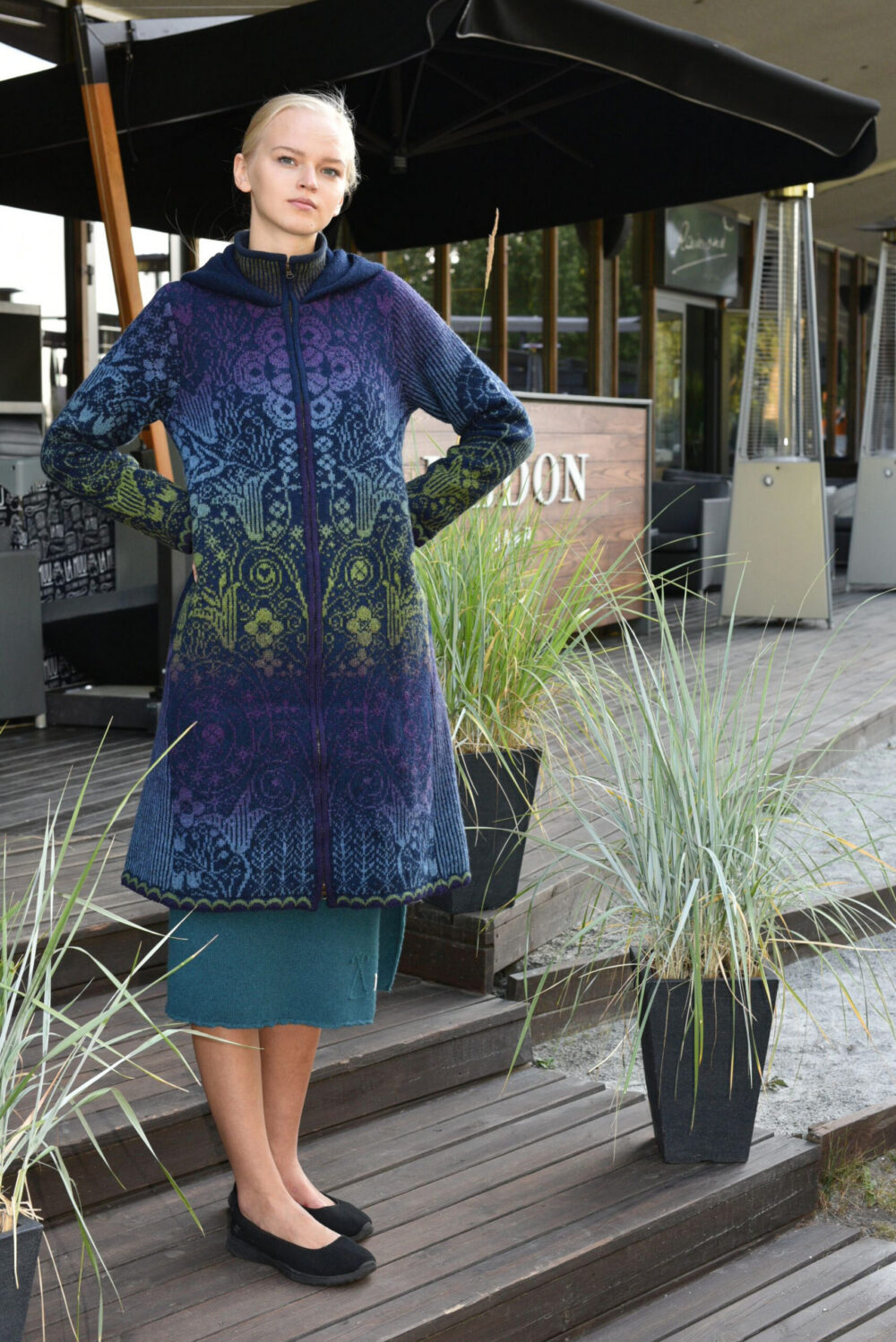Wool coat with lining and a hood - Image 2