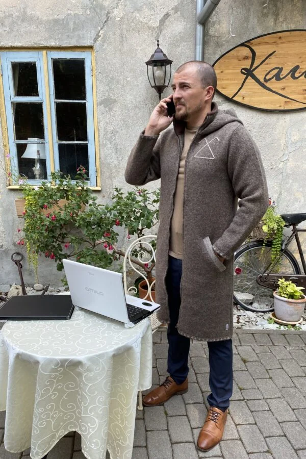 Langer Wollmantel mit Kapuze und Taschen