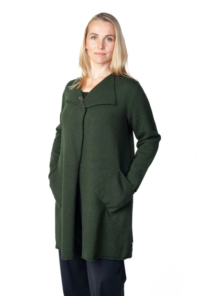 Long wool wrap cardigan with pockets and protective patterns – image 2