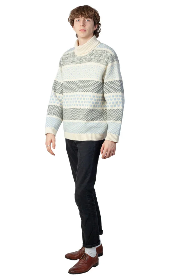 Rullekravesweater i merinould med kattemønstre