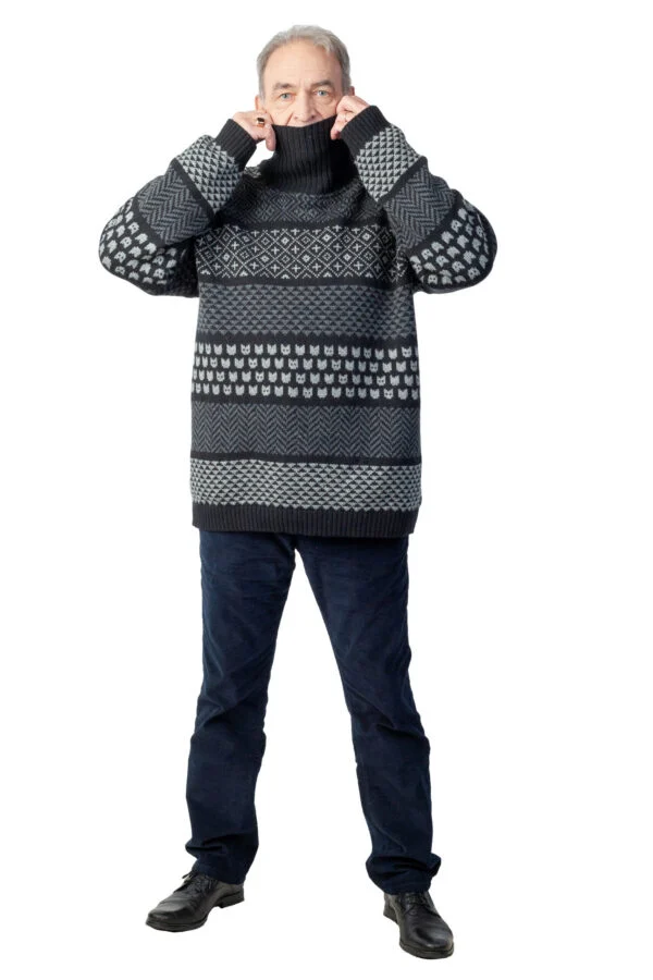 Rullekravesweater i merinould med kattemønstre