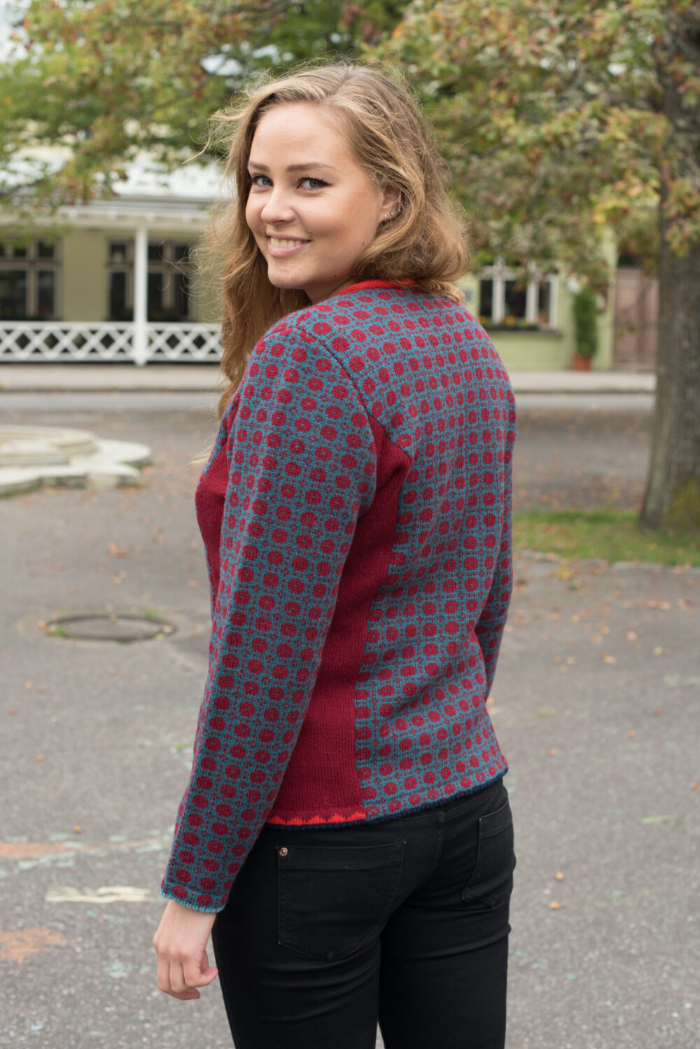 Short wool cardigan with Kihnu pattern - Image 3