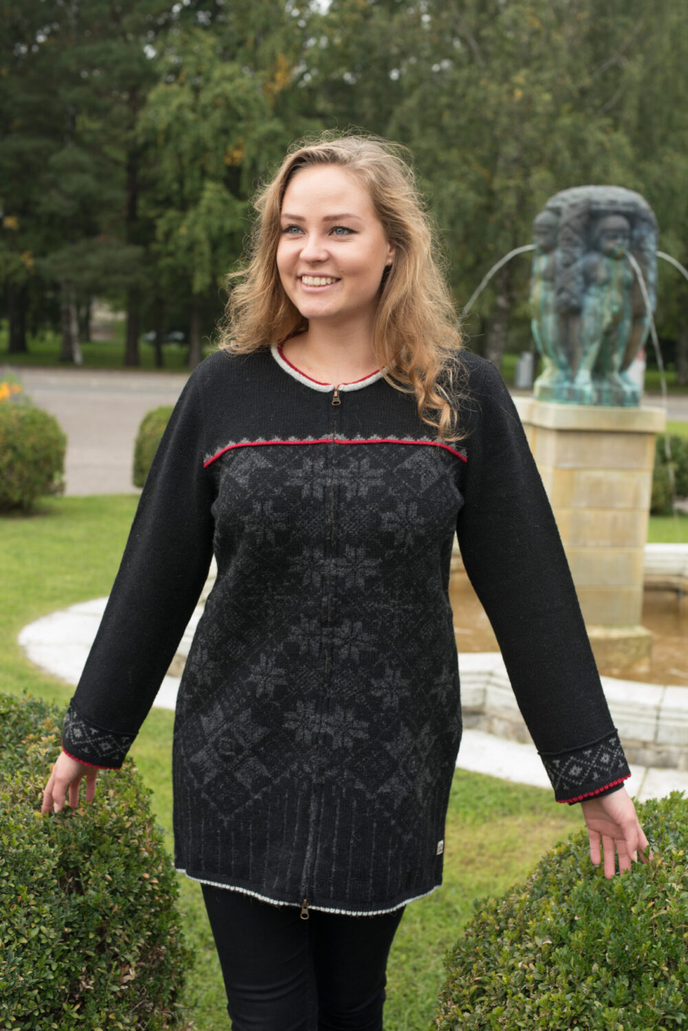 v-06-cc-wool-cardigan-kihnu-star-pattern-zipper-front-2.jpg Wool cardigan with Kihnu star pattern and a zipper - Image 1