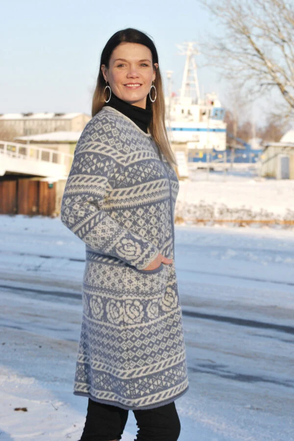 Lang uldcardigan med traditionelle mønstre og lommer