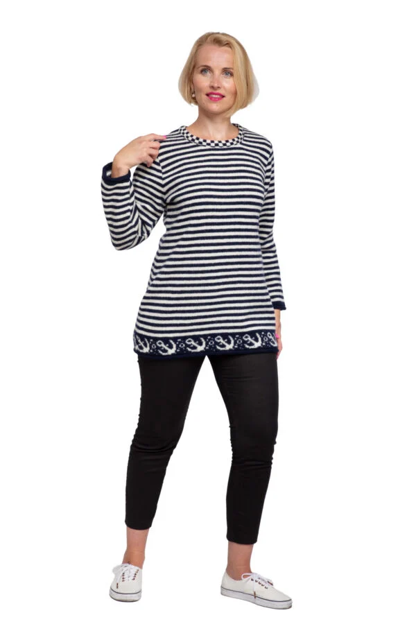 Villane triibumustriline pullover