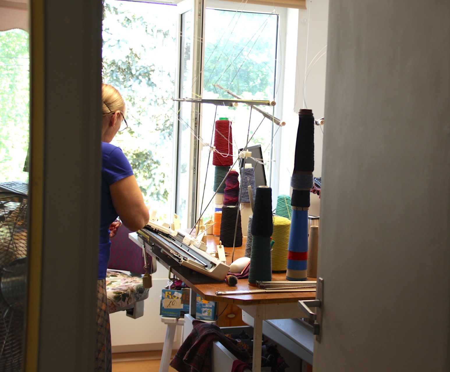 kauni knitter knitting on hand knitting machine