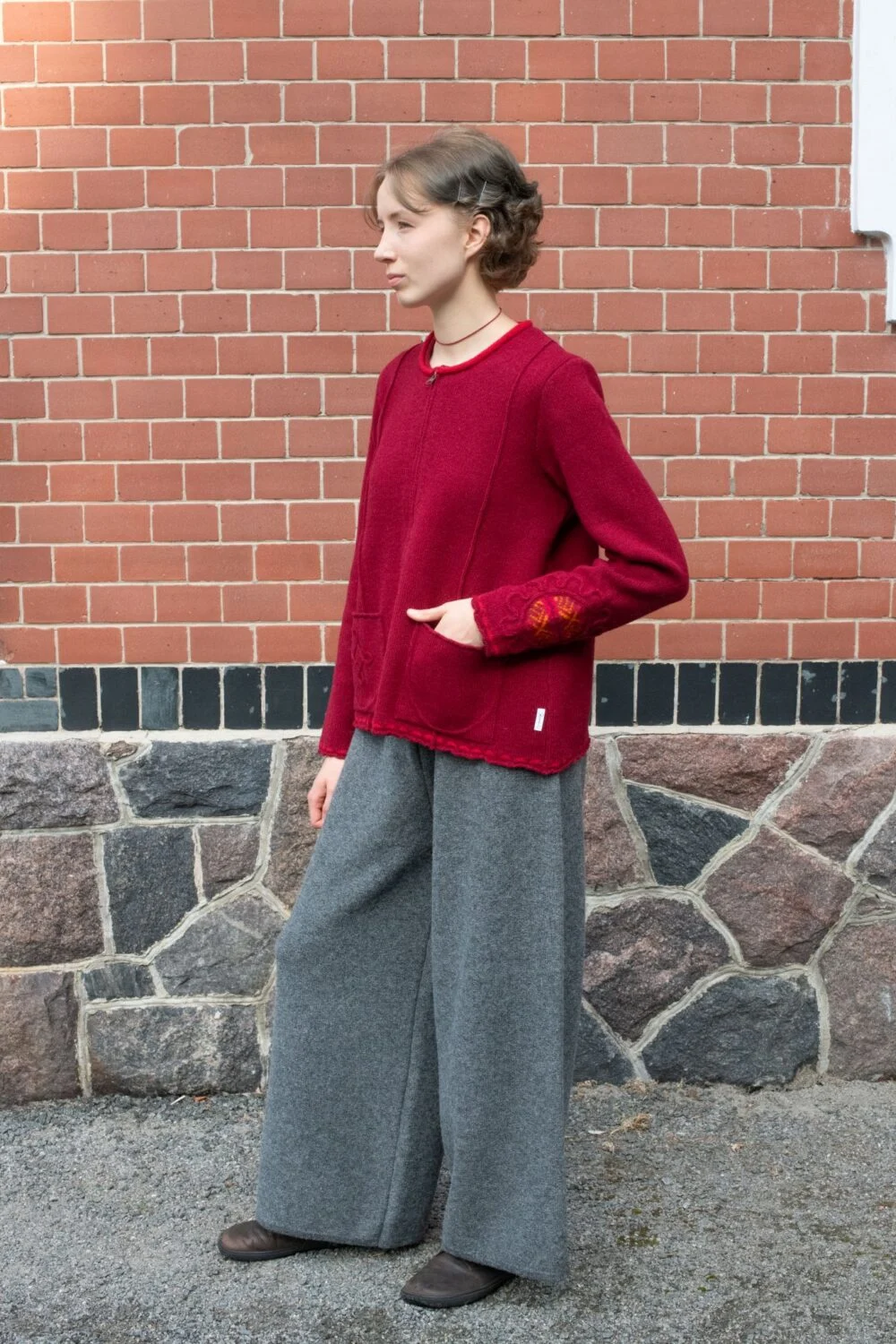 Kort cardigan i A-facon, ensfarvet, robuste kanter, kraftblomst på ærmet