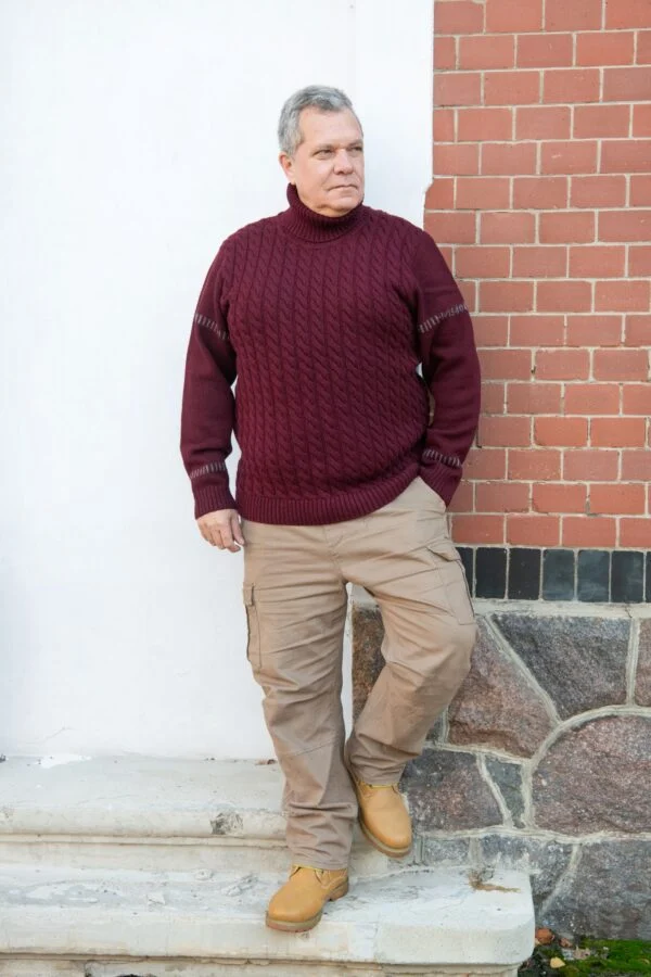 Palmikmustriga meeste pullover, varrukal peidetud sõnum – tume bordoopunane