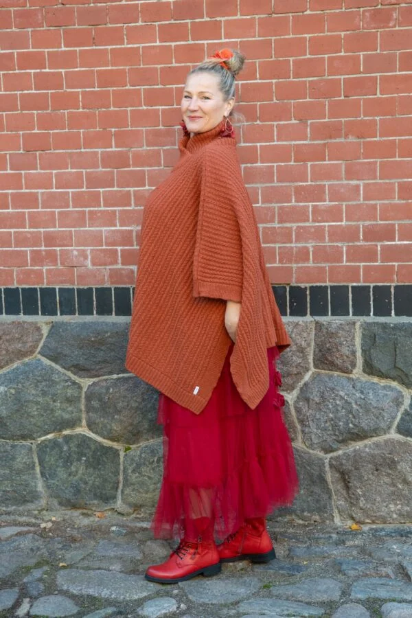 Poncho with fine cable pattern and protective symbol on chest – image 2