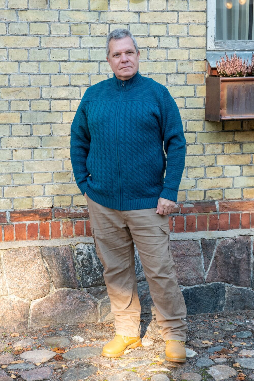 meeste kardigan Men’s cardigan with cables, inner pockets, and power symbol on back - Image 1