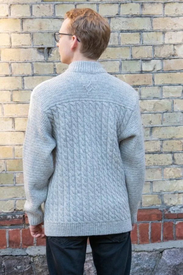 Cardigan i A-facon med kraftsymboler og lommer