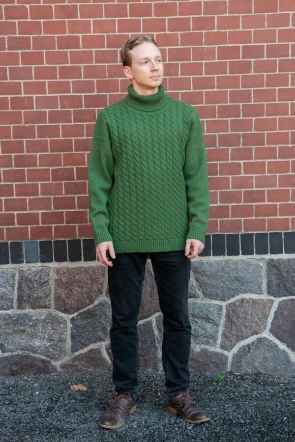 Palmikmustriga meeste pullover, varrukal peidetud sõnum – sõnajalaroheline