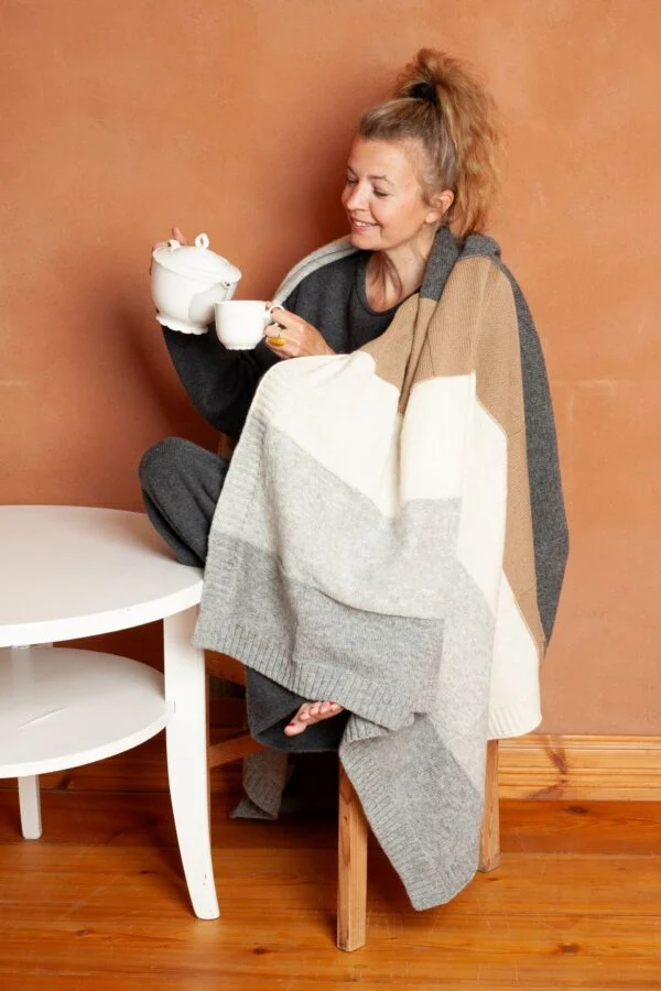 Wool throw "Wide checkered-stripes" – image 2