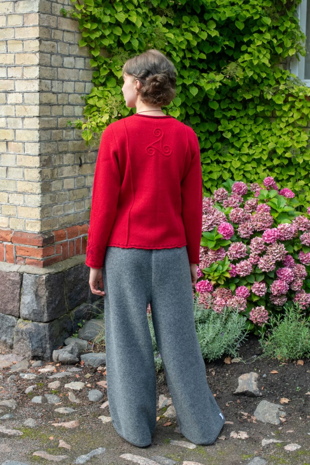 Lühike ühevärviline kampsunkleit, varrukal spiraalimuster – punane - Pilt 3
