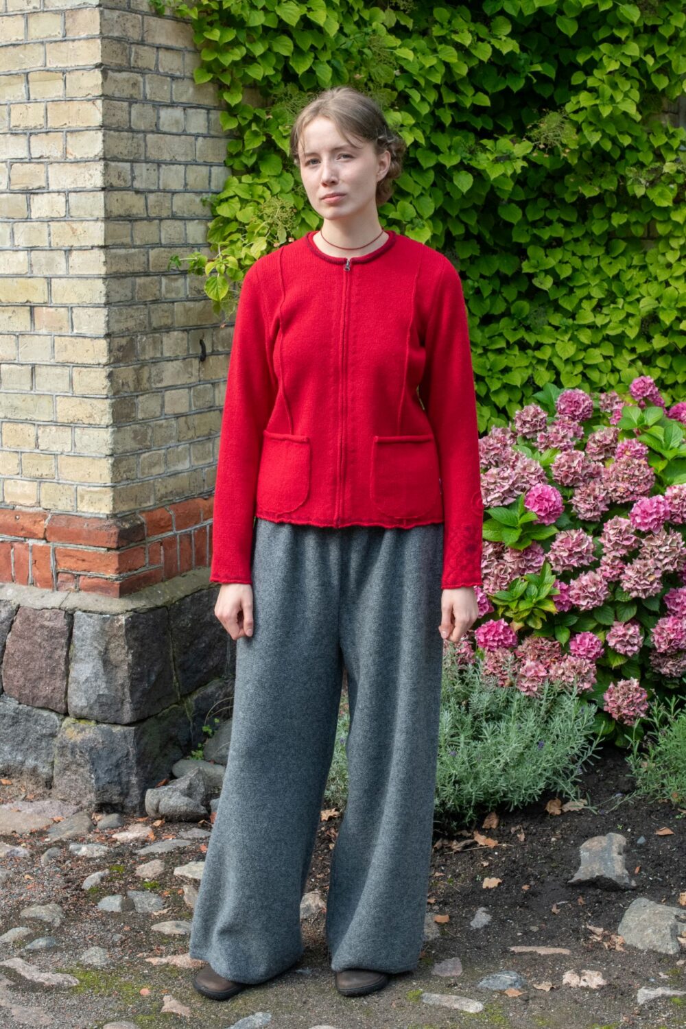 Lühike ühevärviline kampsunkleit, varrukal spiraalimuster – punane - Pilt 2