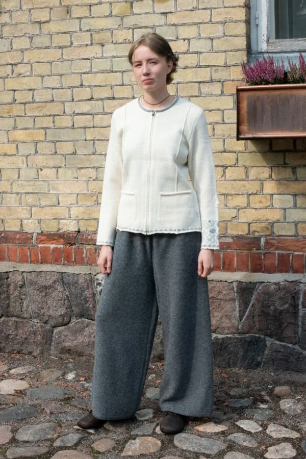 Solid color short cardigan-dress, with spiral detail on sleeve
