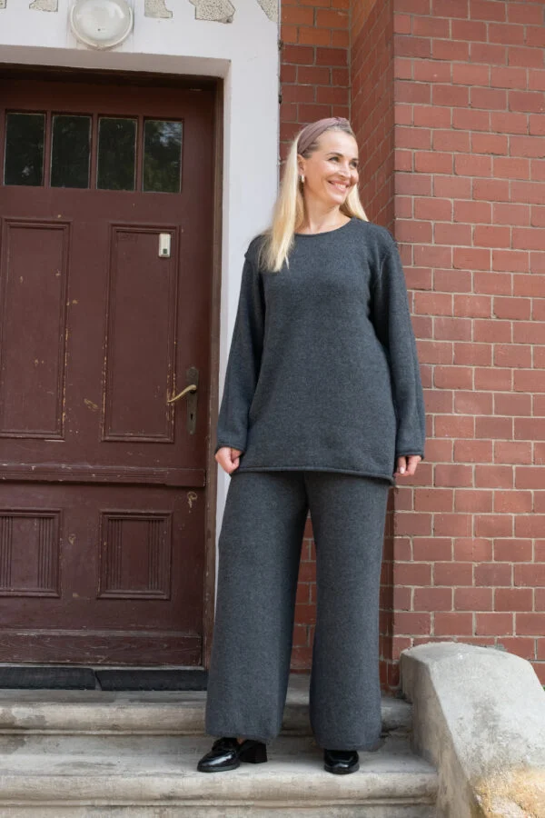 Meriinovillane pullover, seljal kaitsemärk – tumehall
