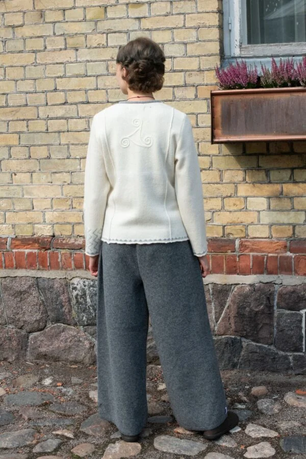 Solid color short cardigan-dress, with spiral detail on sleeve – image 2