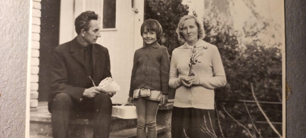 fashion designer kauni and her parents standing  by their house when she was a kid
