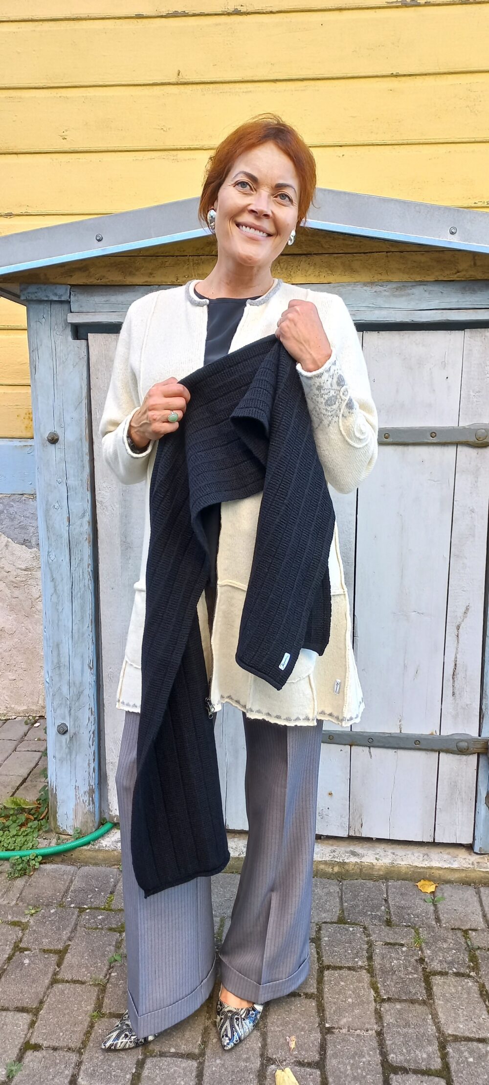 Merino wool scarf with texturized pattern - Image 2